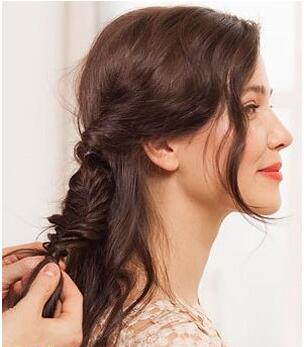 韩式简单发型自编蜈蚣辫短发,简单版蜈蚣辫教程