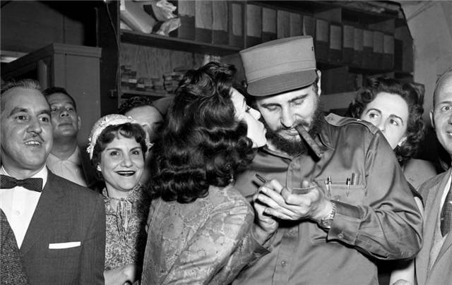 我哭豺狼笑的下句,我哭豺狼笑这句话出自哪里