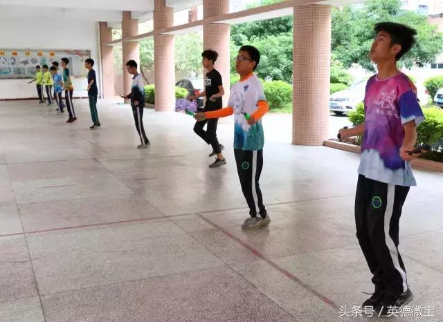 英德这个老师居然站在垃圾车上面？还引得学生连连尖叫！