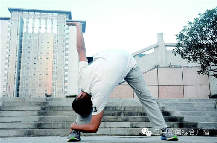 男人腰椎健身操,原地爬行锻炼腰椎健身操