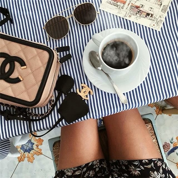 手拿星巴克自拍照姿势,手拿星巴克自拍