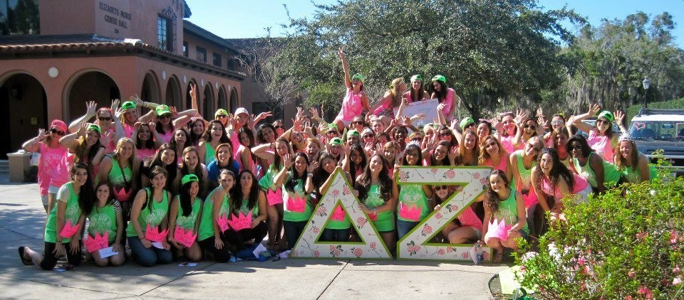 如特卖会般的联谊会，成为时尚品牌追逐的焦点