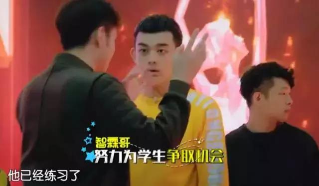 90后新星扮记者采访胡歌赵丽颖,采访胡歌谈到赵丽颖