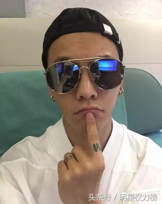 明星自拍除了卖萌还会搞怪！鹿晗TFBOYS教你自拍的正确姿势