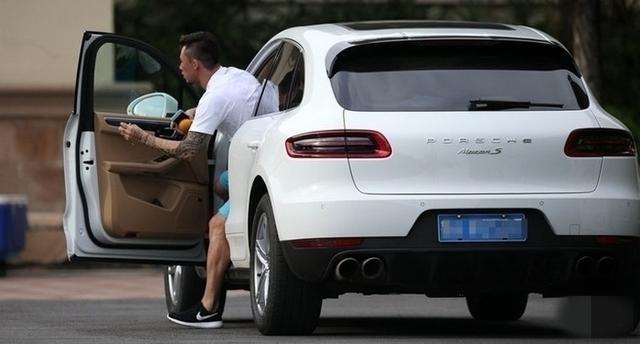 一双双臭脚丫子，*辱侮**了豪车