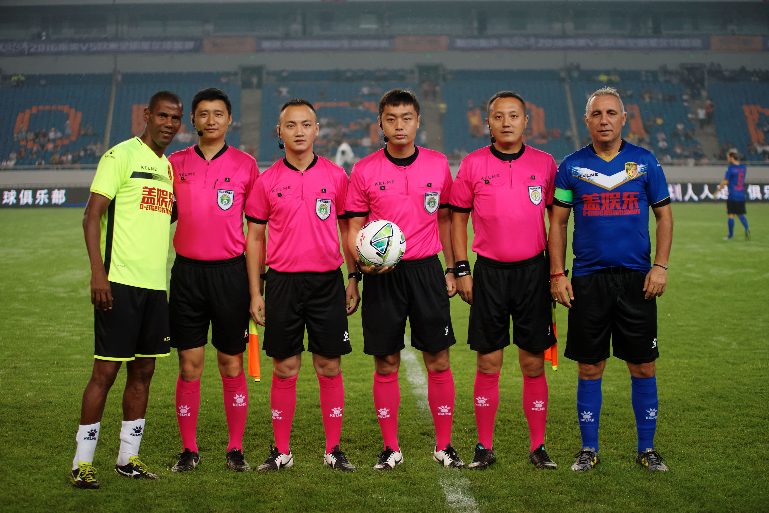 足球元老蓝白对抗赛,南美vs欧洲全明星足球盛宴