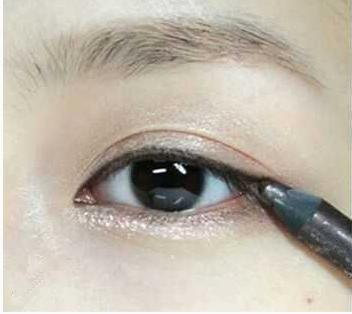 淡妆初学者必学的10个技巧,淡妆教程日常淡妆图片