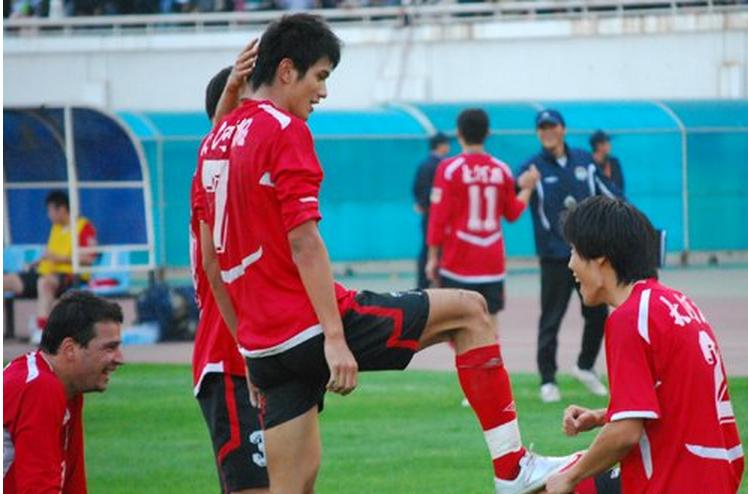 这位中国前锋的巅峰之夜，韩国球员为他跪下擦鞋