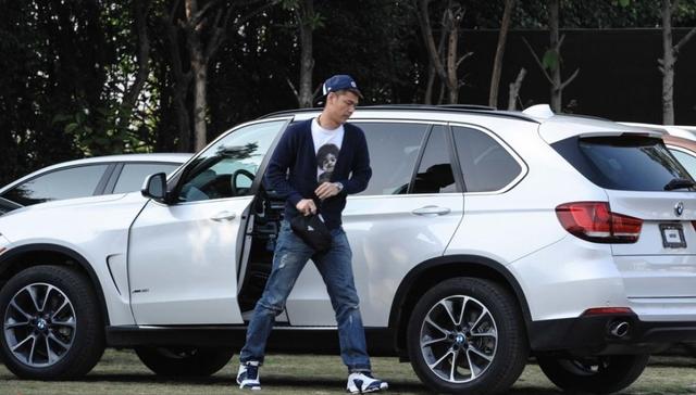 一双双臭脚丫子，*辱侮**了豪车