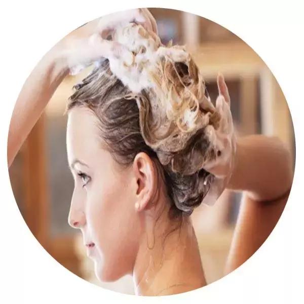 洗头过后头皮干燥大量头皮屑,头皮屑多应该多洗头还是少洗