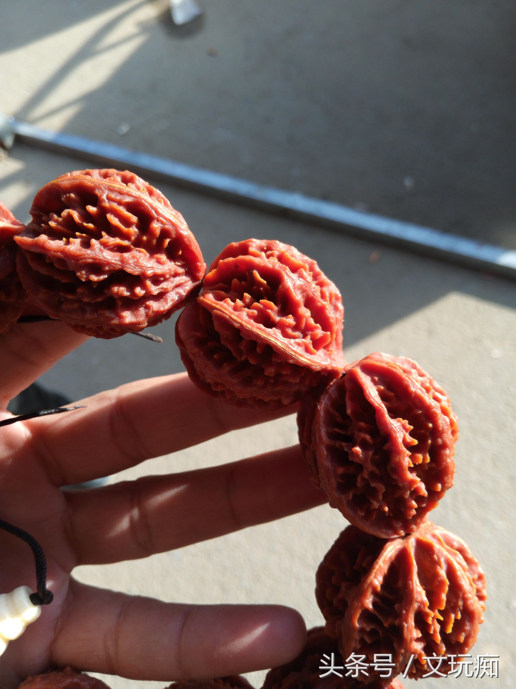 文玩核桃蛤蟆头手串,文玩市场淘核桃手串