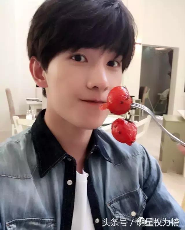 明星自拍除了卖萌还会搞怪！鹿晗TFBOYS教你自拍的正确姿势