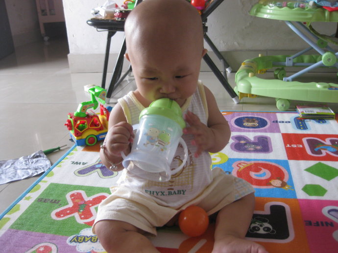 男孩下嘴唇外翻是怎么回事,下嘴唇太厚而且外翻怎么办