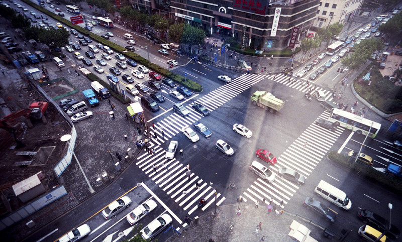 人生的十字路口不总是有红绿灯,人生的十字路口红绿灯一直变换