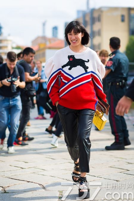 小白鞋松糕鞋搭配连衣裙,松糕鞋时尚配纱裙