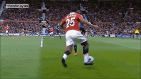 8人前腰的跑位踢法教学,前腰如何踢得有进攻性