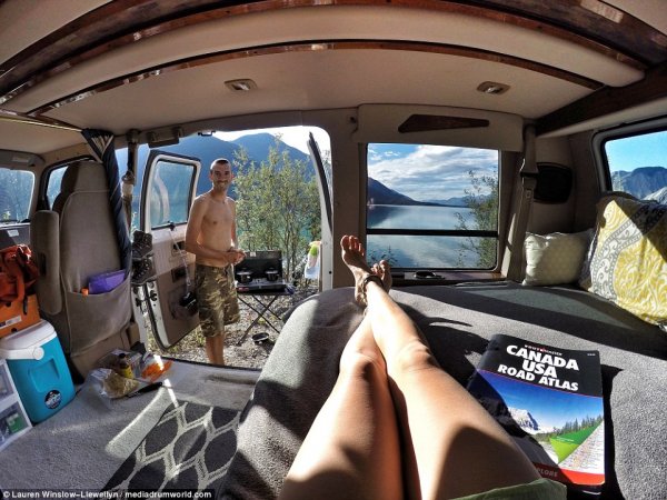 好好的日子不过,一边蜗居一边游遍全世界