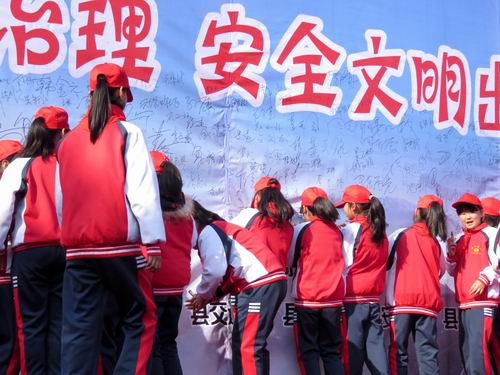 浠水122名新领驾驶证学员庄严承诺做中国好司机