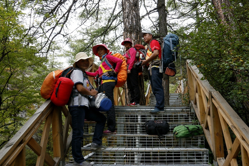 佩服自己，我在亚丁冒雨溯溪央迈勇到牛奶海