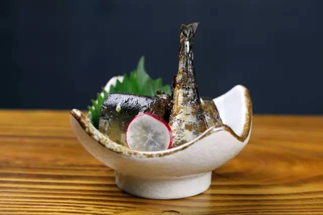 板桥路上藏着杭城独一份的“三文鱼美白锅”，竟是神户女孩天天喝的“美人骨汤”！