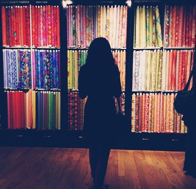 她们成为时尚博主仅仅是会穿？还因为有个会拍照的男友！