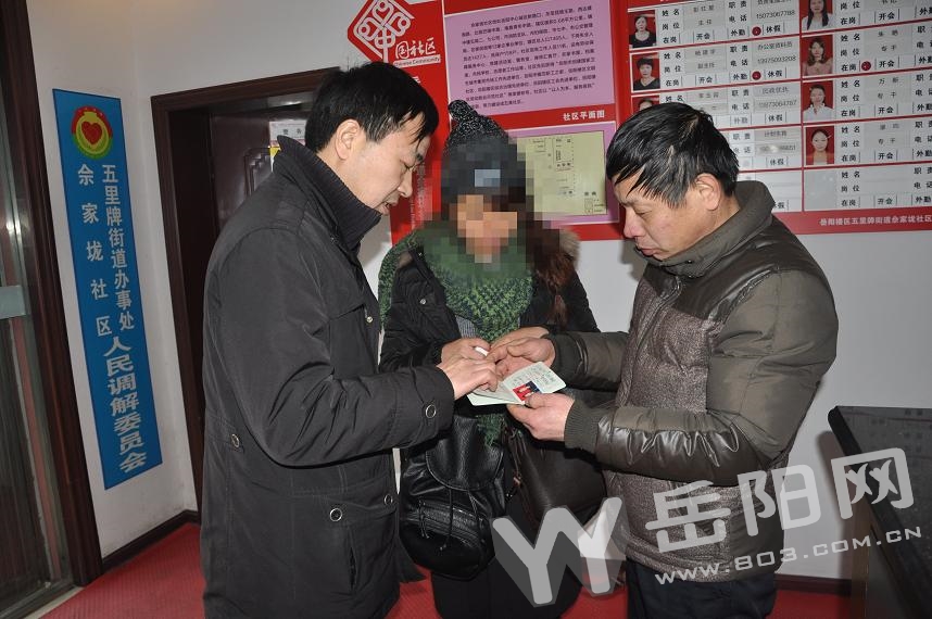 肚子一天天变大，三关联社区抢着“踢皮球”记者出面协调引重视，孕妇欣喜拿到准生证