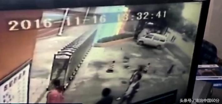 野蛮家长打老师称宝贝,广西学校孩子打老师