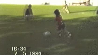 五岁小孩踢球,小朋友碾压国足的场面