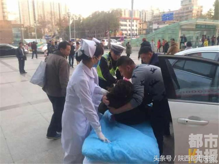 警车开道救人母亲抱孩子哭了,危重病人半路求助警车开道救人