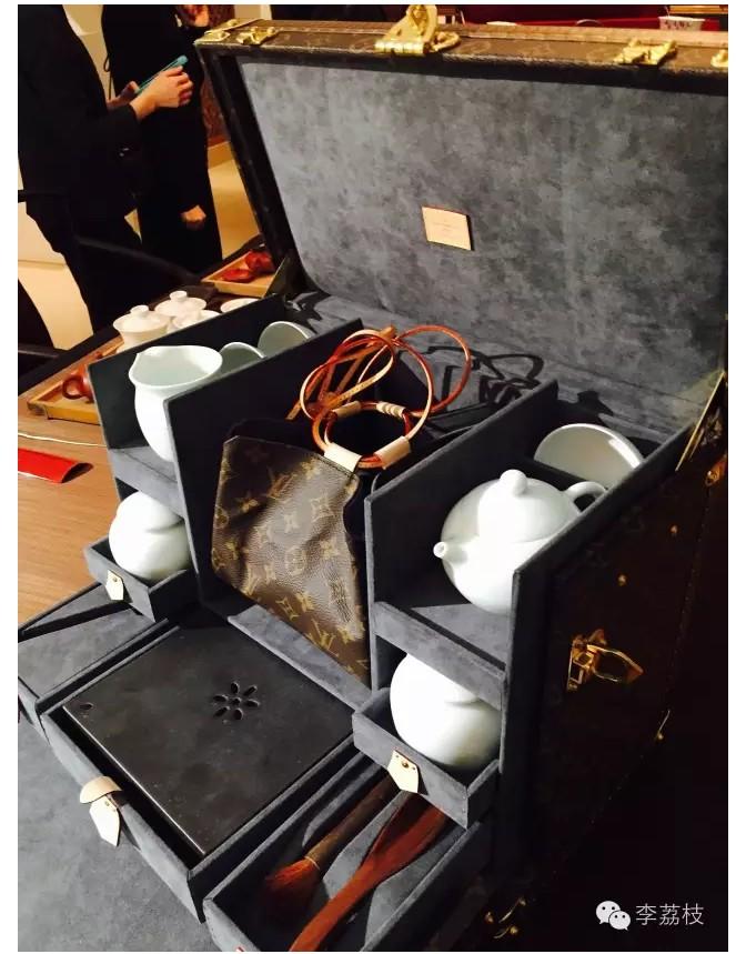 我在LV展价值20万人民币的箱子上吃了一顿老北京饺子