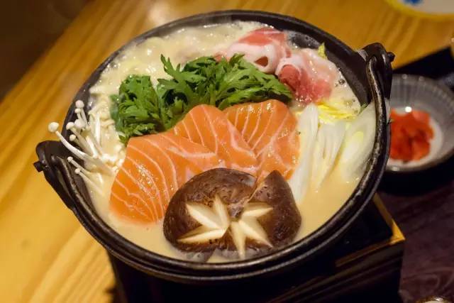 板桥路上藏着杭城独一份的“三文鱼美白锅”，竟是神户女孩天天喝的“美人骨汤”！