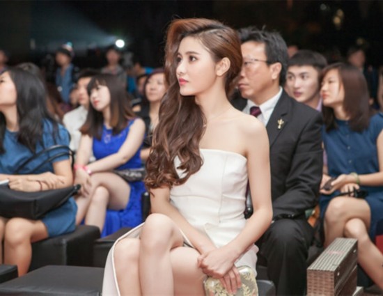 她们都是富二代，受老爸委托掌管俱乐部，自己似乎比俱乐部还出名