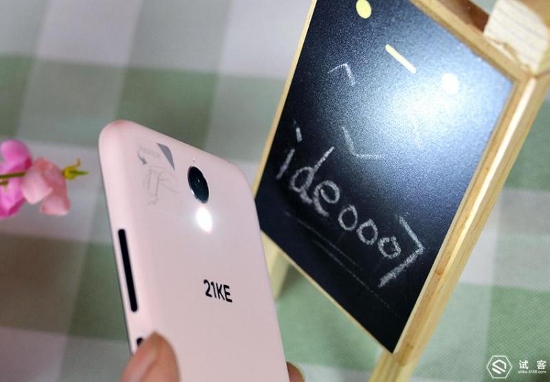 谁说“老人机”不时尚,21克手机给父母最温馨的时尚体验