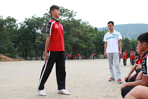 河南登封塔沟武校万人表演直播,河南郑州登封塔沟武术学校打山门
