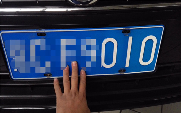 怎么安装车牌螺丝螺帽视频,怎么安装车牌新能源