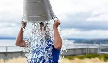 扔水瓶如何扔到更稳教程,扔水瓶挑战教程