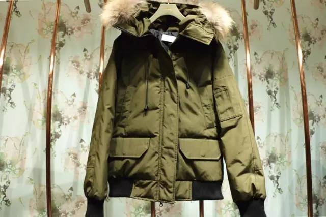 听说草木绿是2017年度代表色！我只想穿上美美的圣诞色，不小心领先时髦一整年！