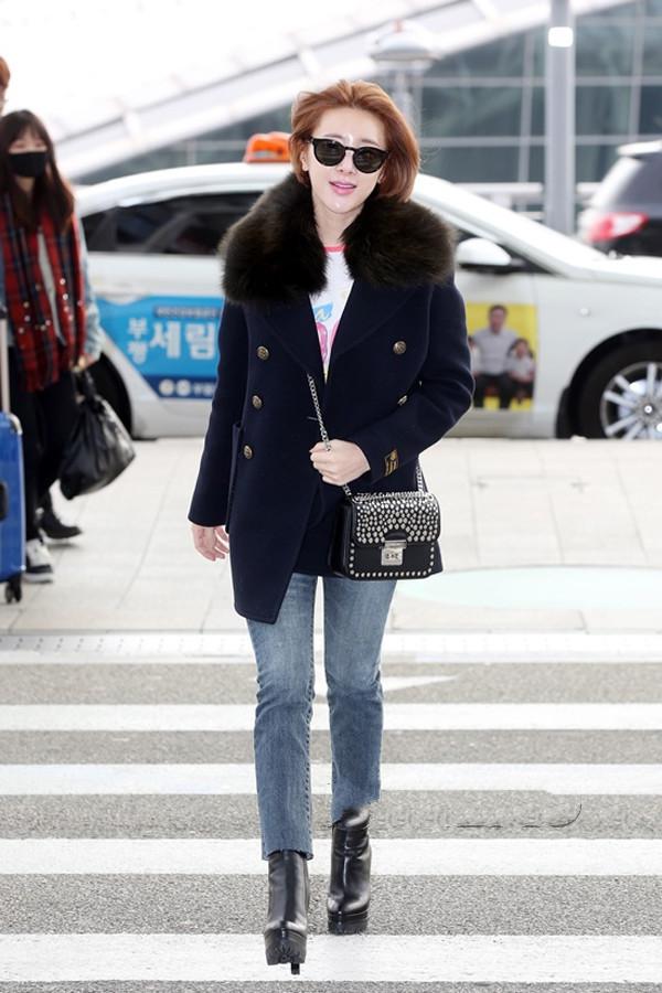 韩国女明星机场照皮衣,韩国女明星同款阿迪达斯