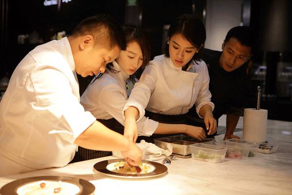 这个年头，连美食节目都要动用“女色”吸引眼球了