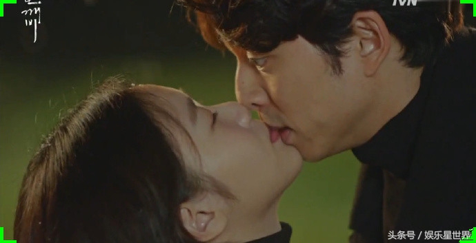 《鬼怪》吻戏：恩卓无法拔出金信的剑，猝不及防地来了个唯美之吻