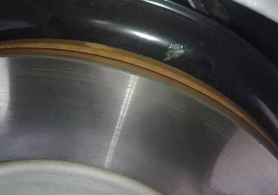 刹车盘生锈需要处理嘛,刹车盘生锈会出现什么现象