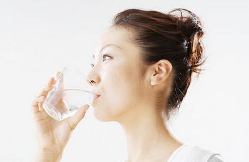 白开水的正确喝水方法,喝水的正确方式喝热水