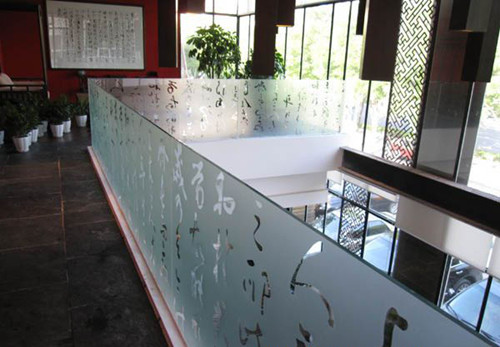 阳台玻璃贴膜好用还是用窗帘好用，很多家庭都不知道的实用技巧