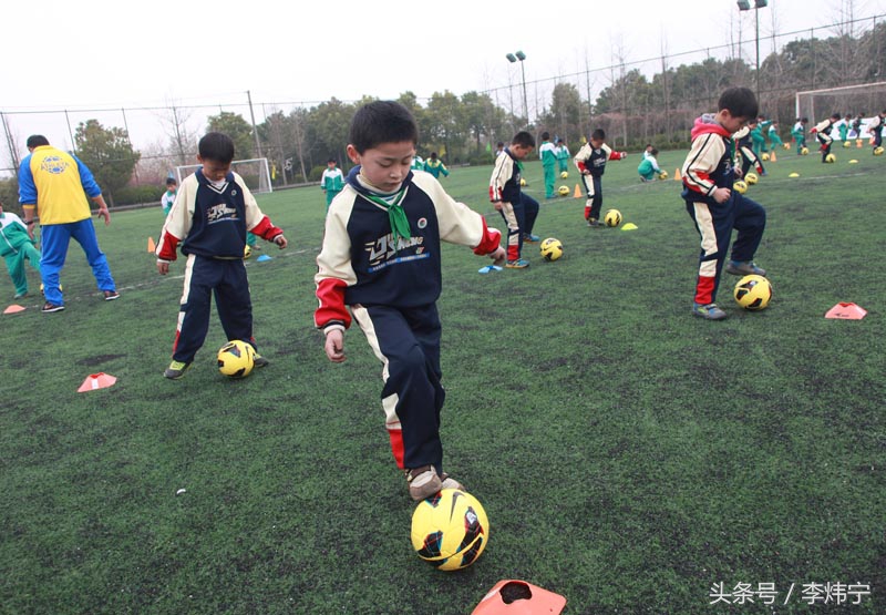 致力于校园足球青训的发展,校园足球青训主要该练什么