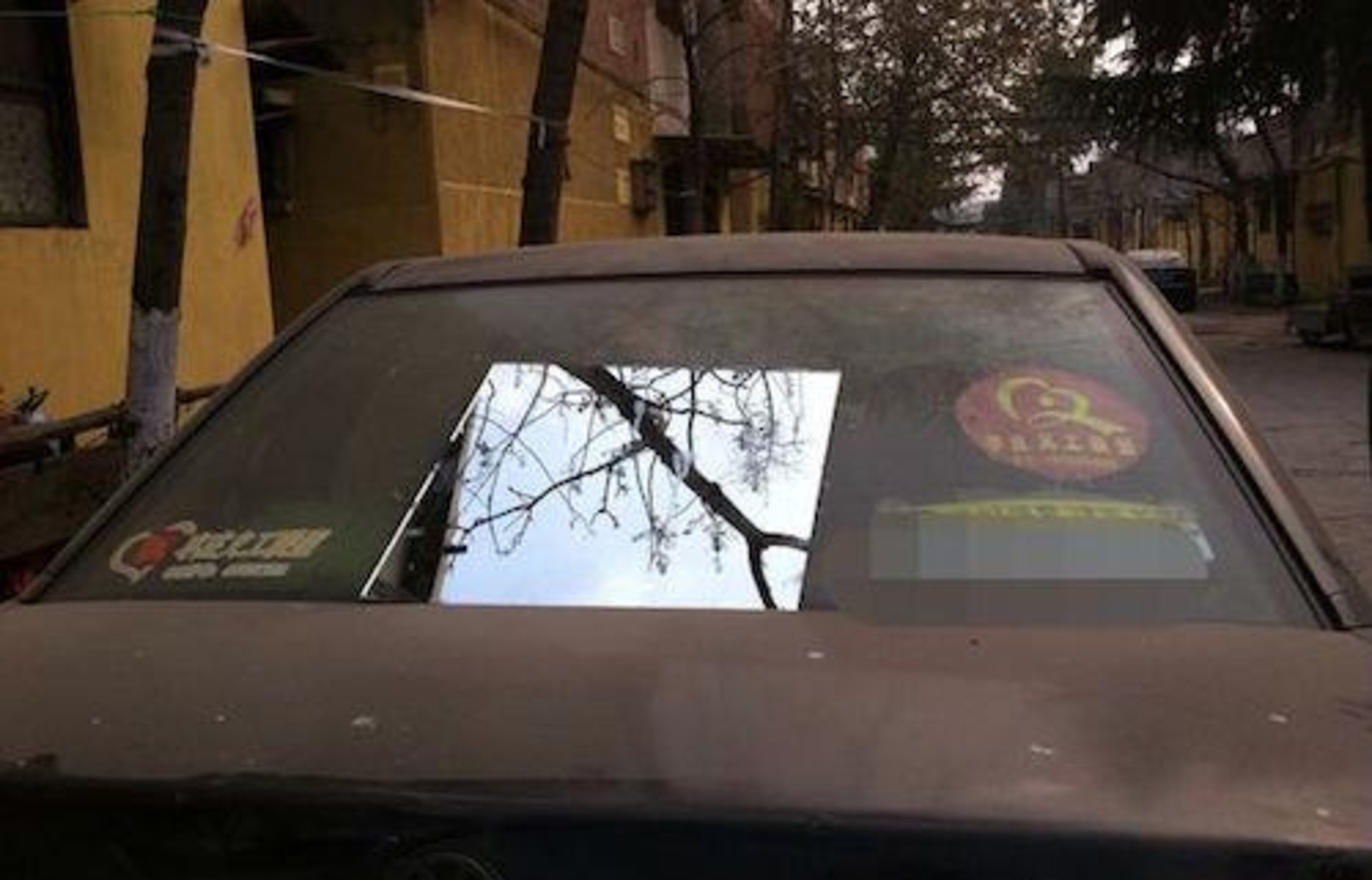 强光手电对付后车远光灯,小圆镜贴车尾对付远光狗效果如何