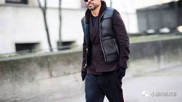 中长款带帽羽绒背心叠穿搭配,羽绒背心加袖子