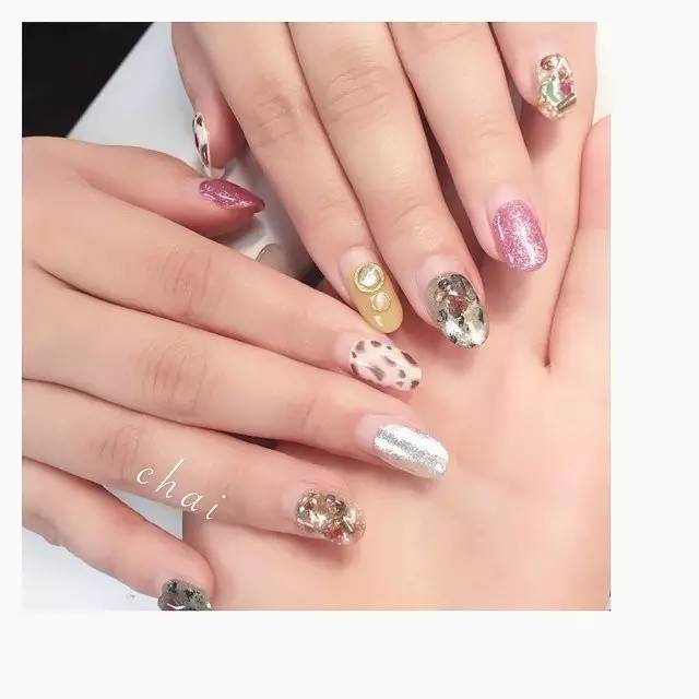 适合圣诞节的美甲你学会了吗,圣诞款美甲来啦简单的法式风