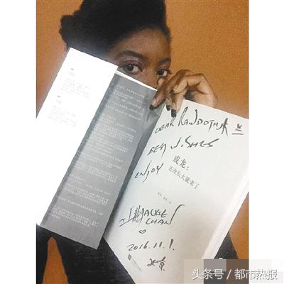 非洲妹儿3岁成为成龙粉丝，为追成龙跑到了重庆