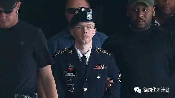 她是世界最牛变性人，*诺斯**登的前辈，奥巴马最后一刻为她发特赦令