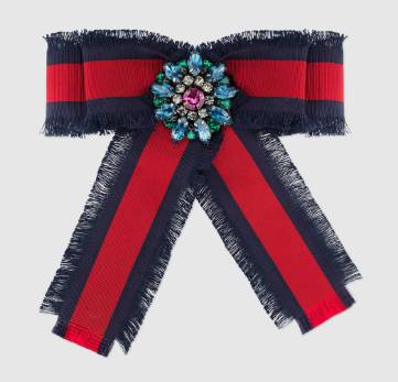 驼色大衣戴胸针,黑色大衣适合戴的胸针